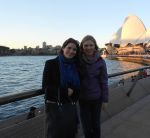 Klara Wośkowiak i Amelia Tokarska przed operą w Sydney